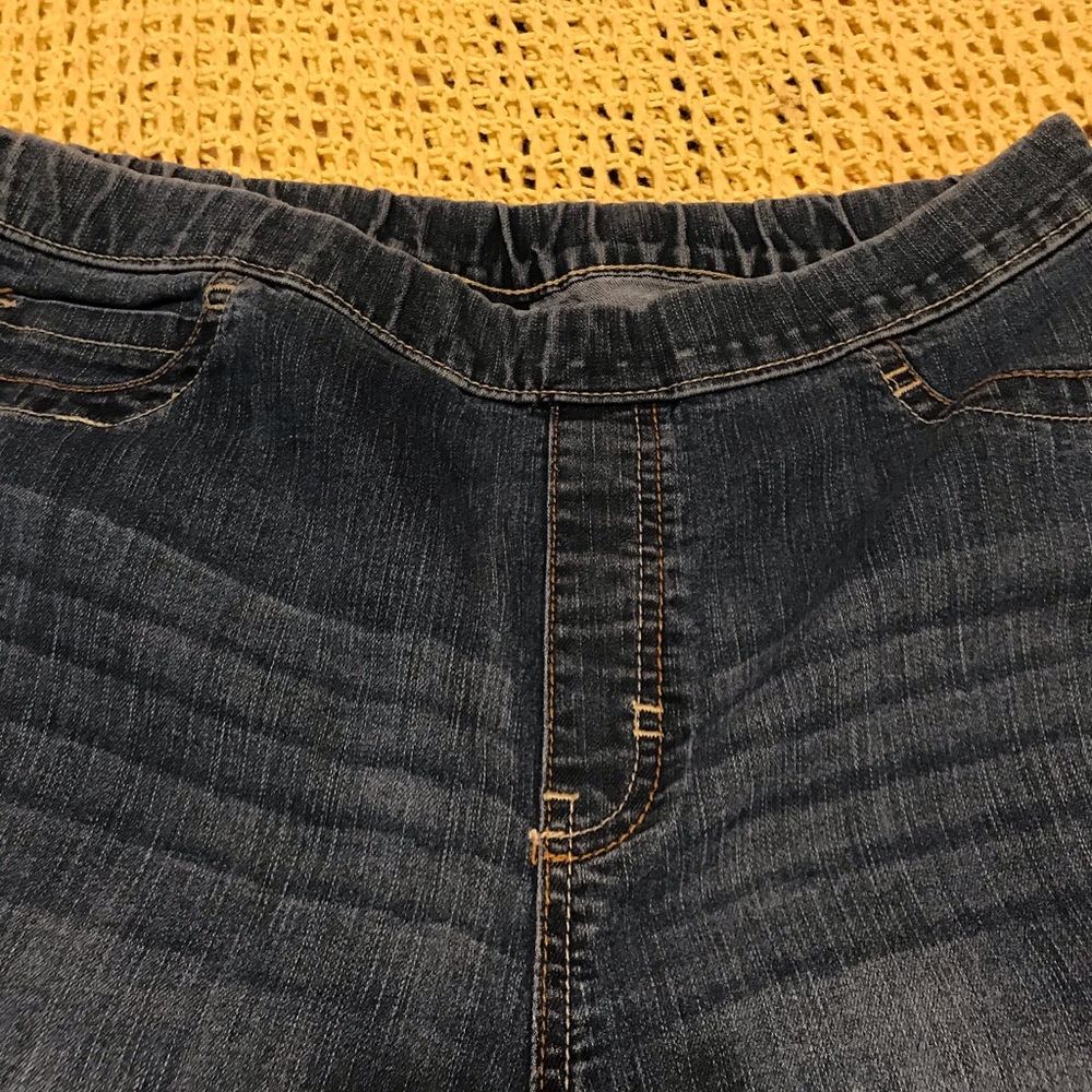 Elastic waist denim capris